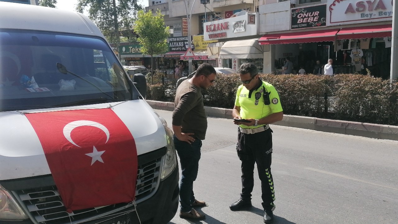 Aracına ceza yazılacağını öğrenince söyledikleri polisi ikna edemedi