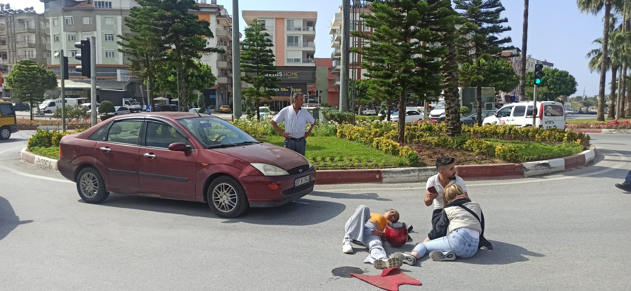 Motosiklet ile otomobil kaza yaptı: 1 yaralı