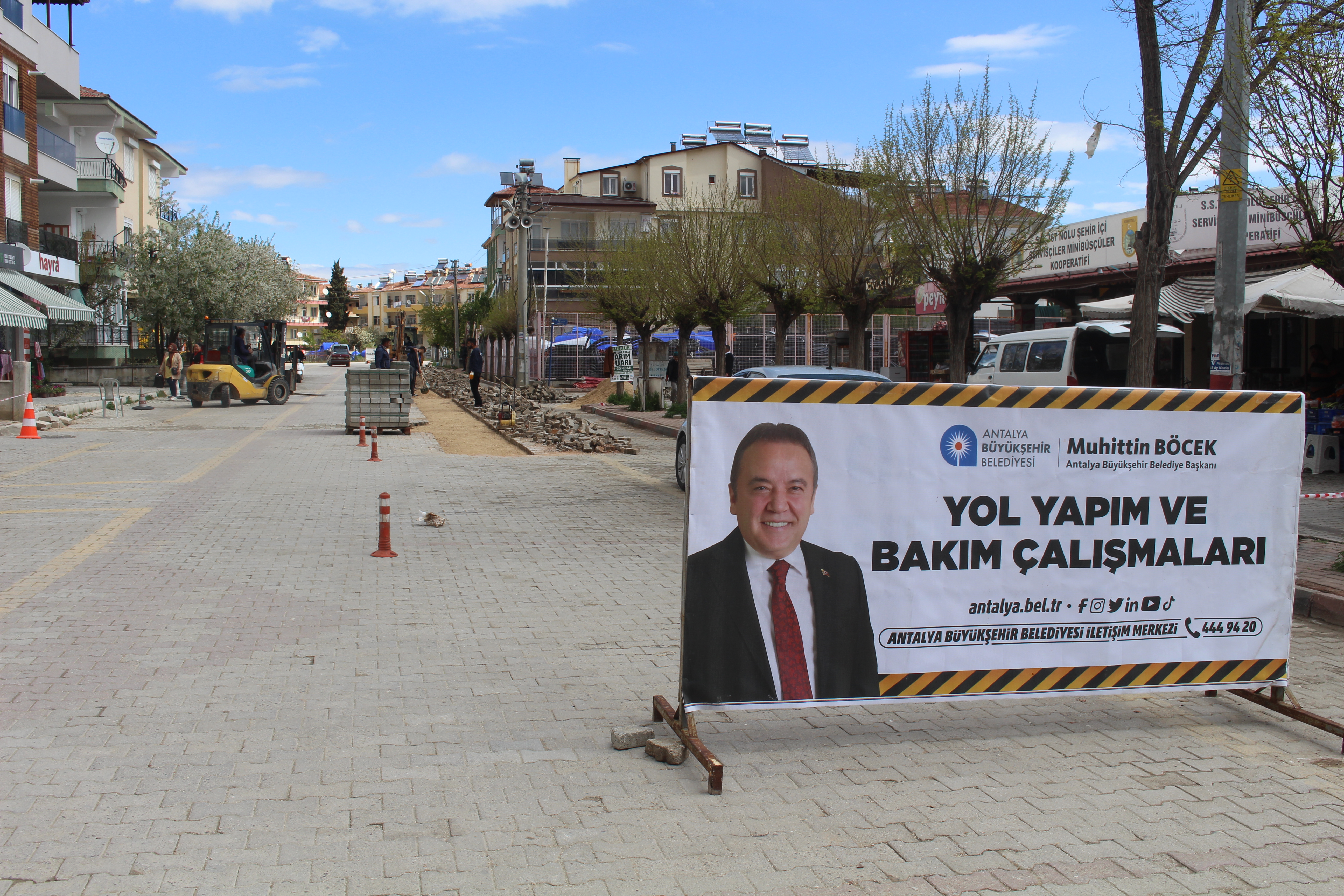 Parke taşları yenileniyor