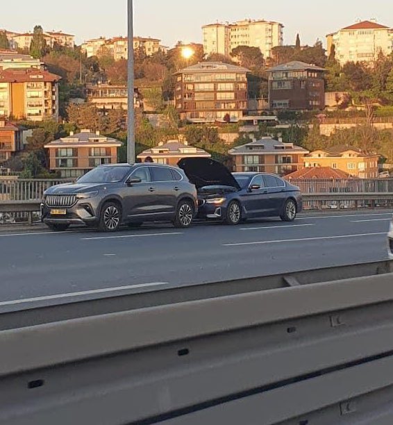 Yolda kalan Togg’a görünmesin diye branda örttüler