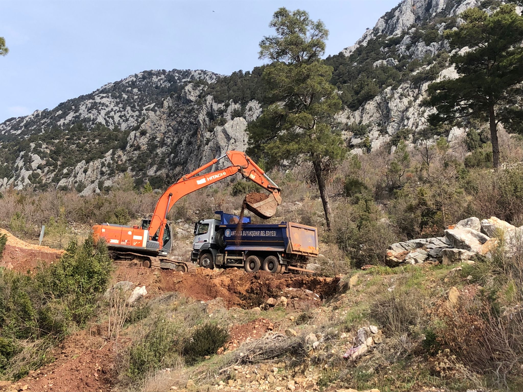 Akseki’de yangın sonrası bozulan yollar onarılıyor (7)