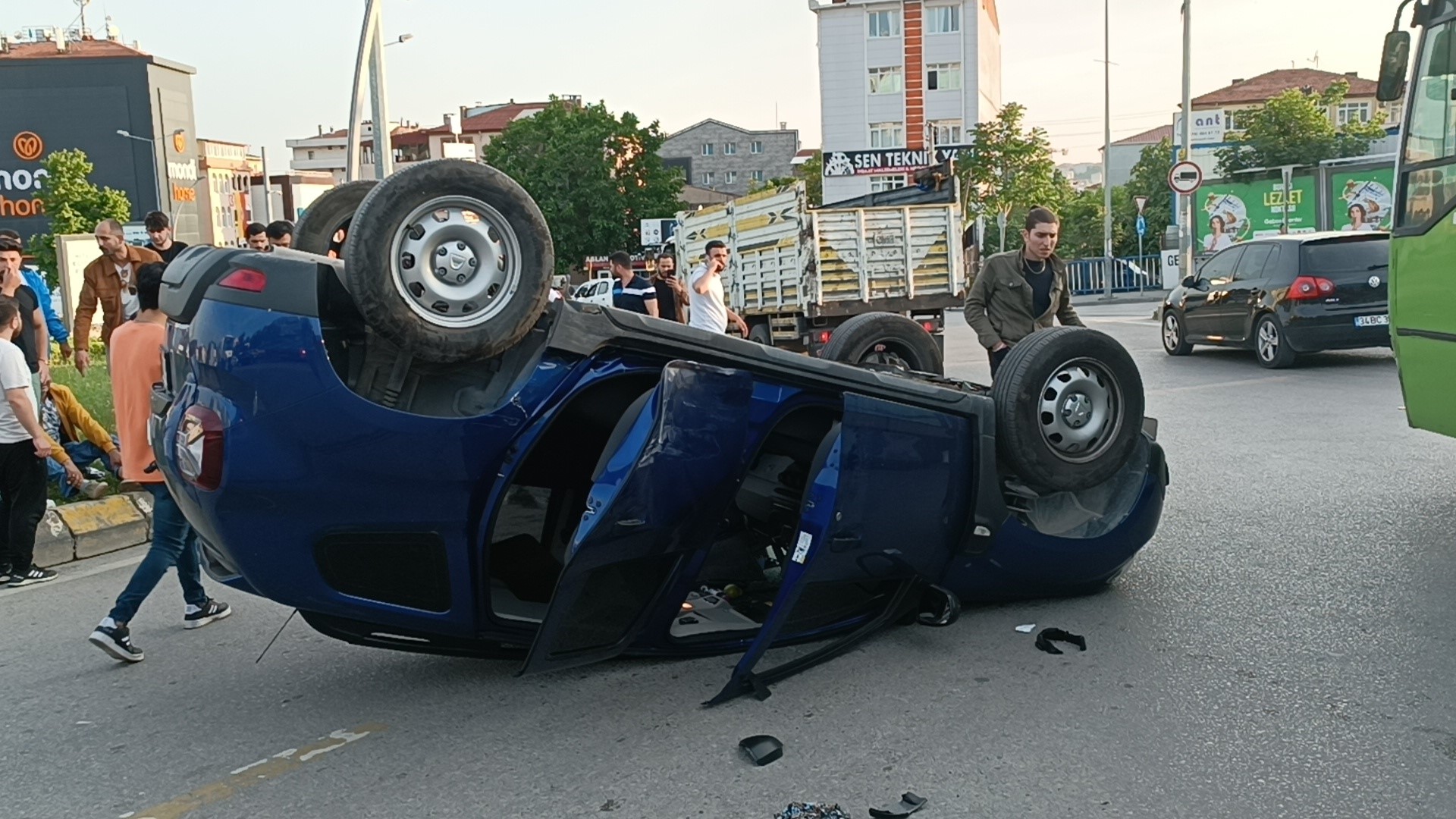 Takla atan araçtan hafif sıyrıklarla kurtuldu