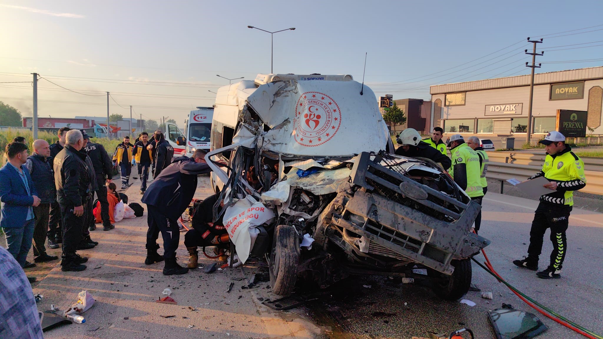 Minik sporcuları taşıyan minibüs hafriyat kamyonuna çaptı: 1 ölü, 16 yaralı