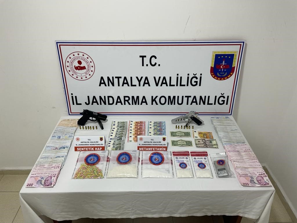 Antalya’da jandarmadan uy*şturucuya geçit yok