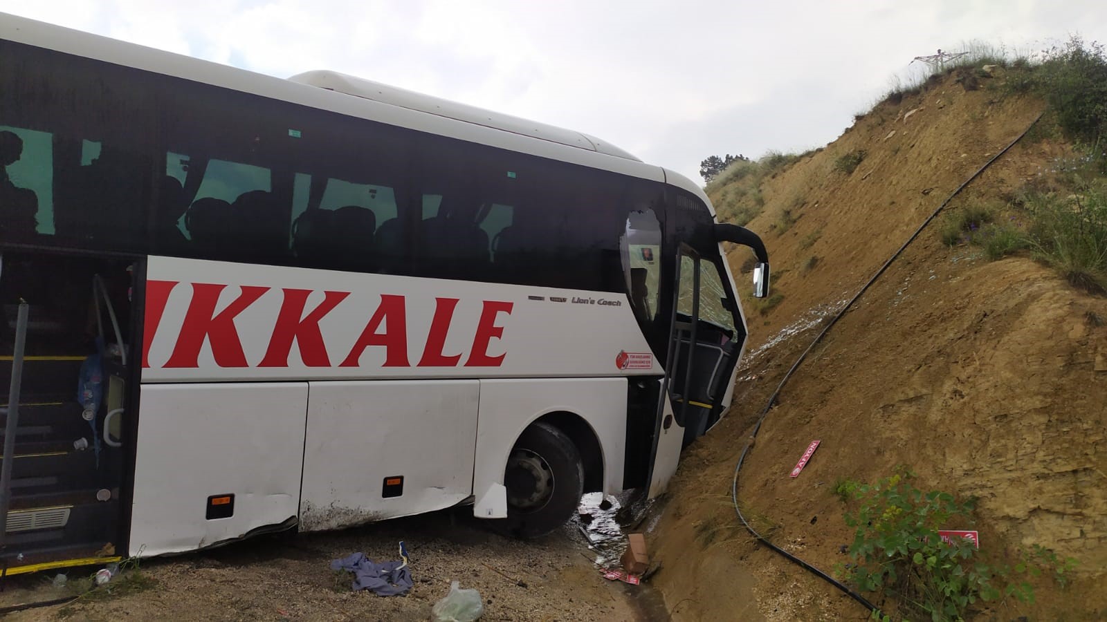 Yoldan çıkan otobüs toprak yığınına çarptı: 10 yaralı