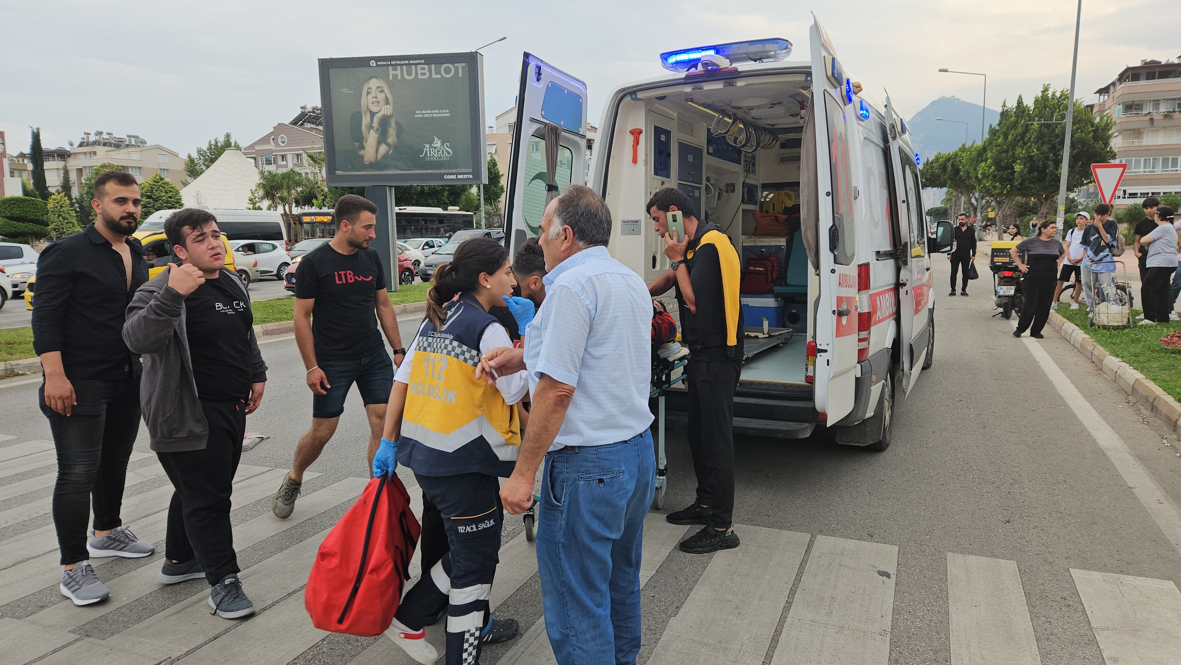 Yerde acı içerisinde yatarken yakınlarını aramayı ihmal etmedi