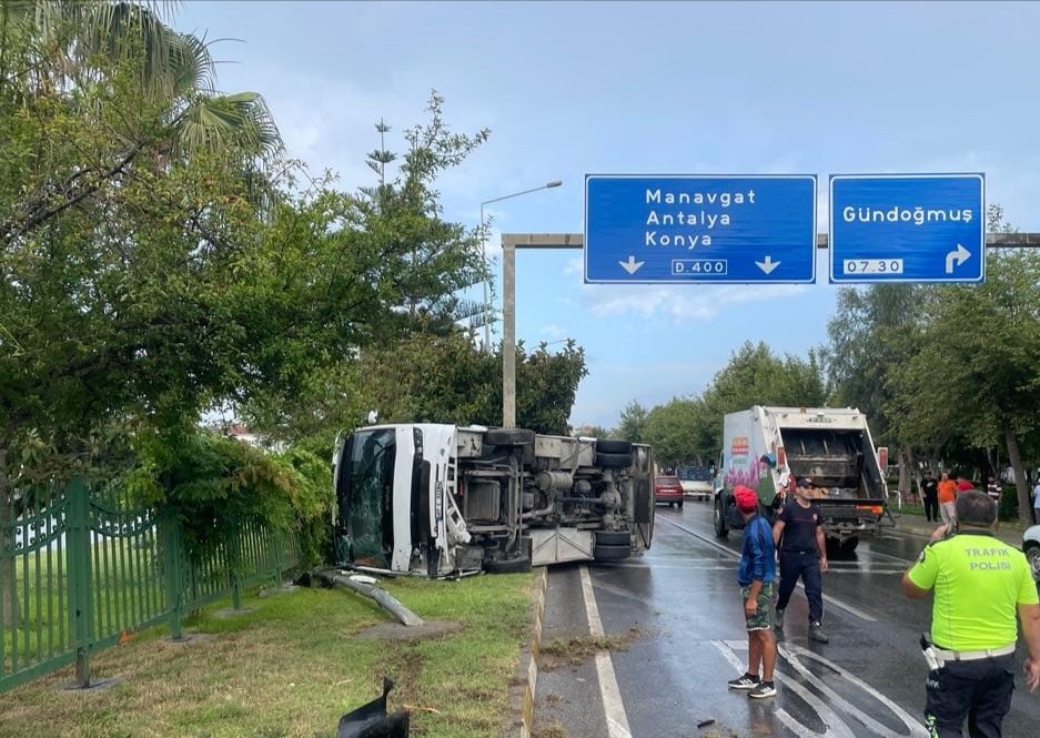 Servis otobüsü devrildi, 15 otel çalışanı yaralandı