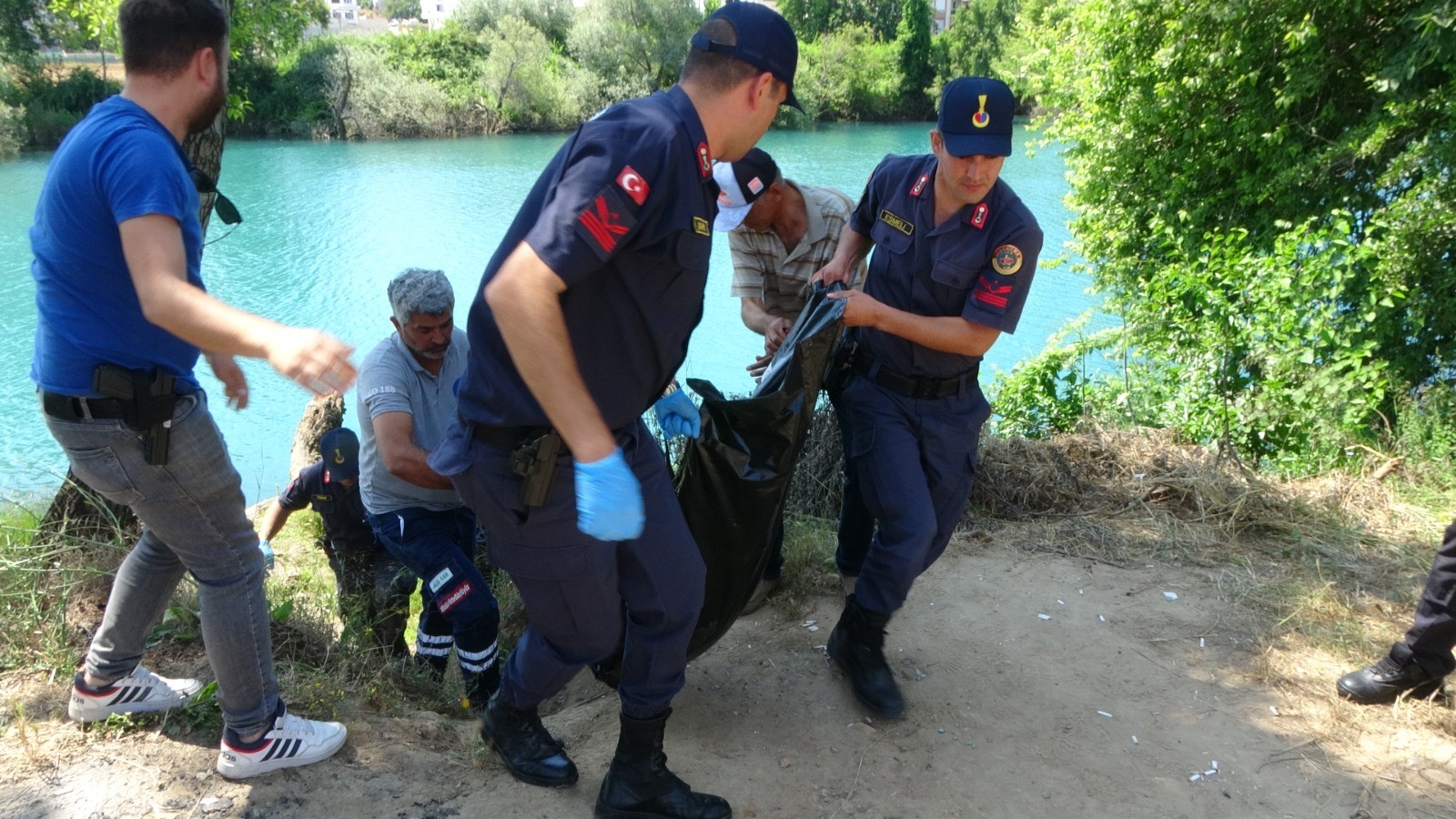 Manavgat Irmağı’nda sürüklenen ces*t emniyeti harekete geçirdi