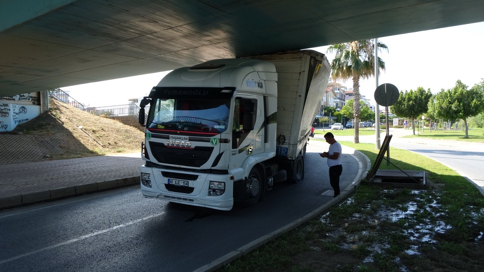 TIR sürücüsü alt geçitte sıkıştı