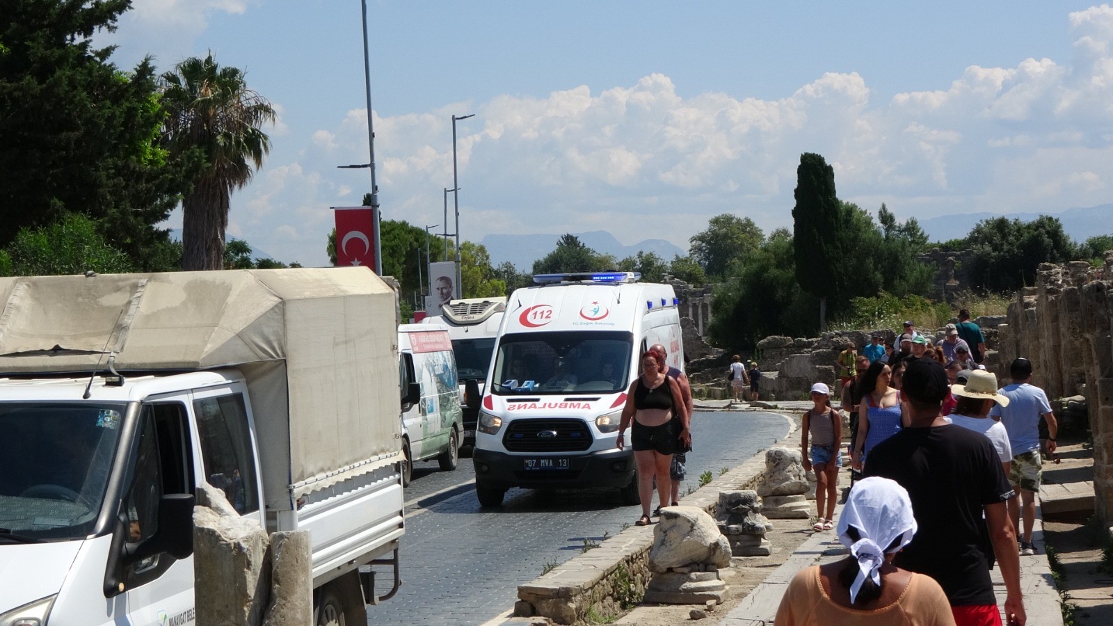 Tezgahtarlar yol kesti, ambulansı bile geçirmedi