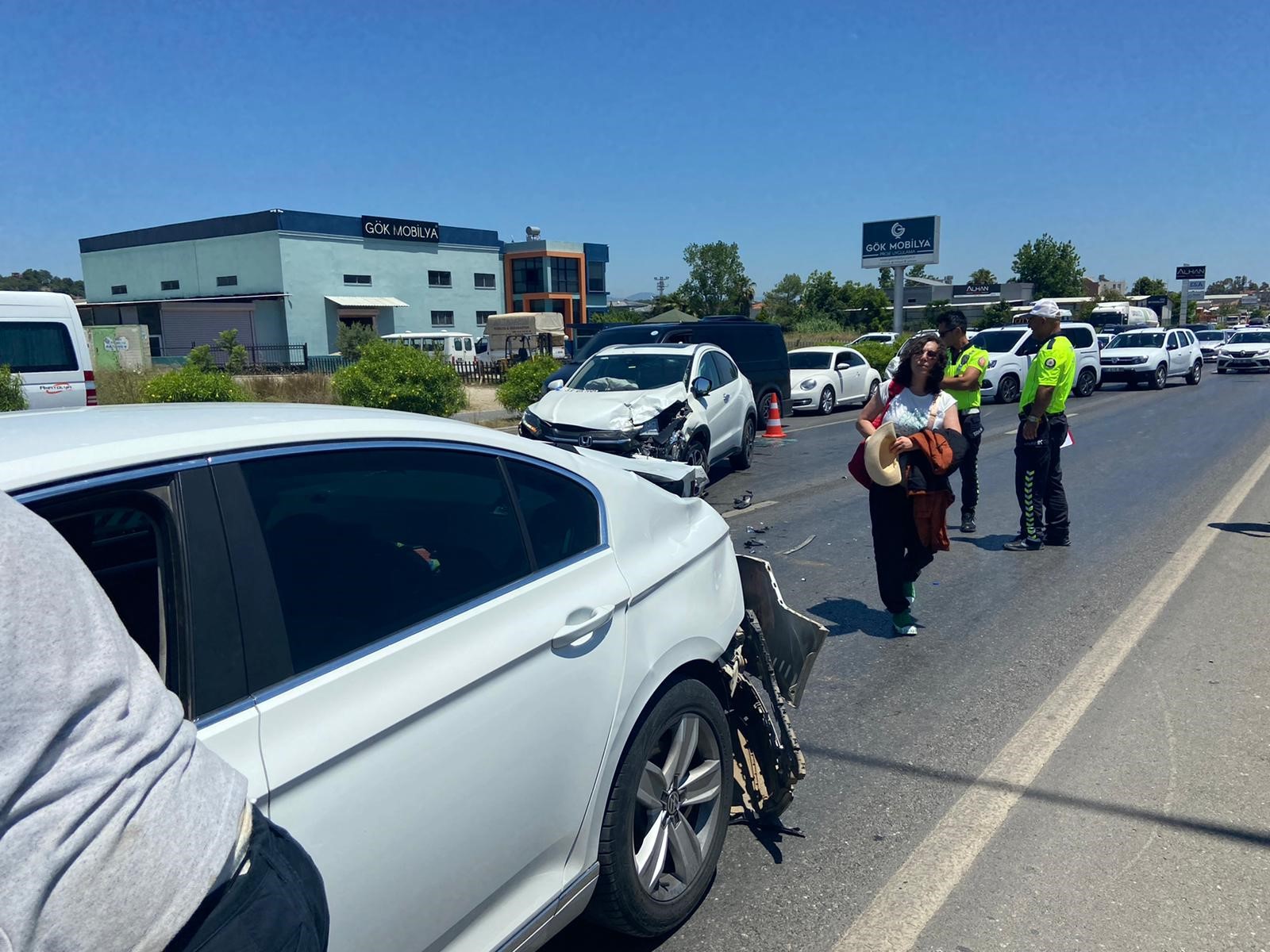 Kırmızı ışıkta yavaşlayan otomobillerin arasına daldı