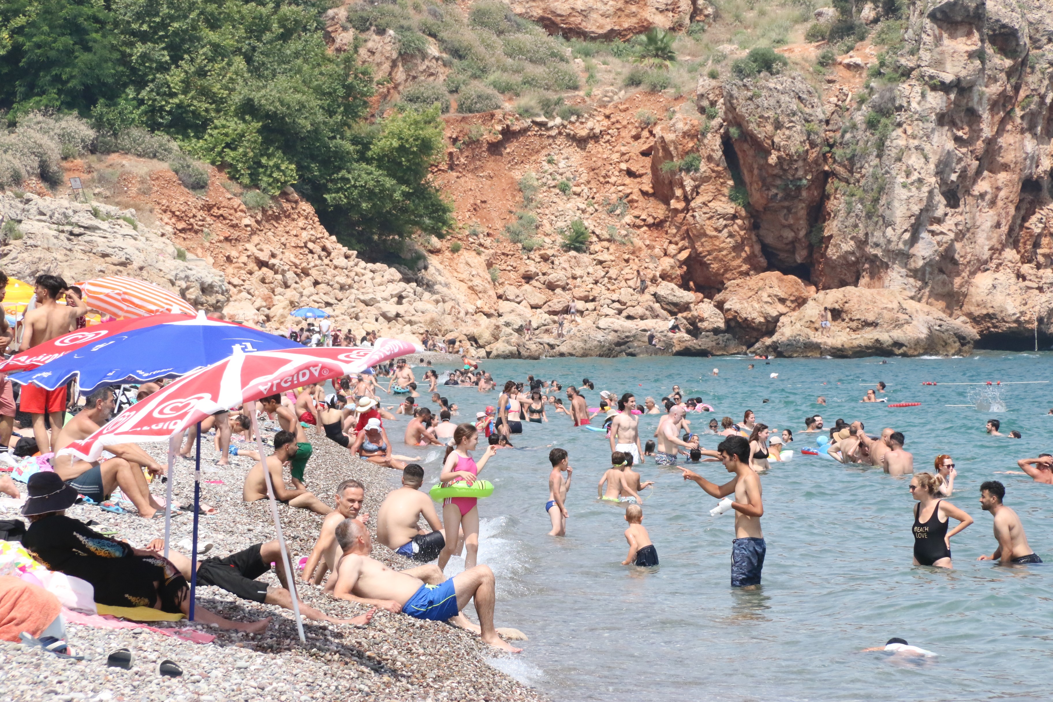 Konyaaltı sahili şimdiden doldu taştı