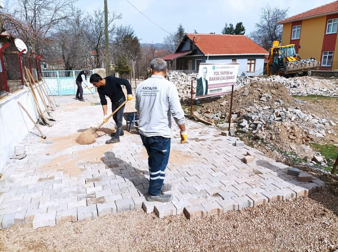 Demre ve İbradı’da kilitli parke çalışması