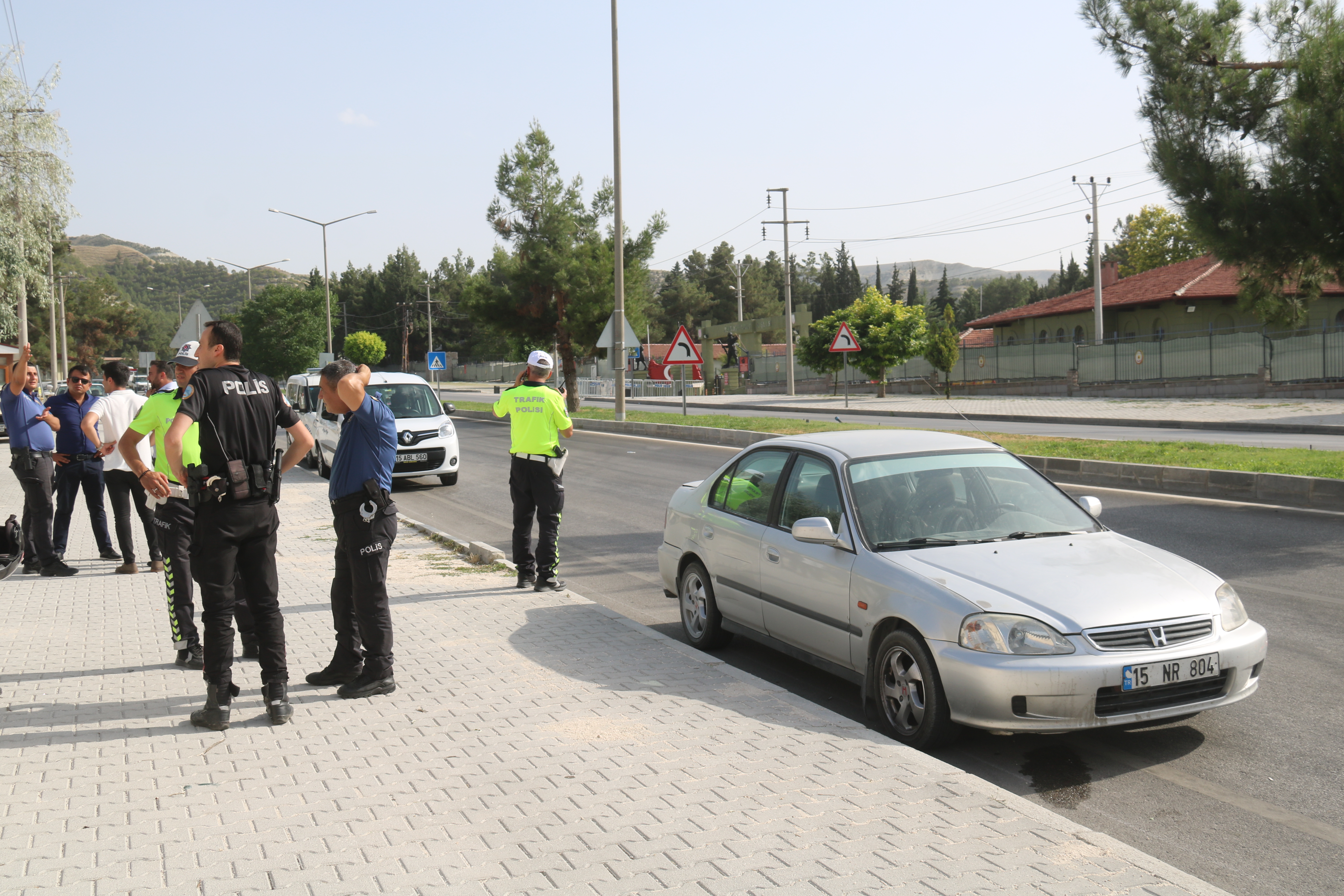 'DUR' İHTARINA UYMAYAN SÜRÜCÜ, 2 POLİSİ YARALADI