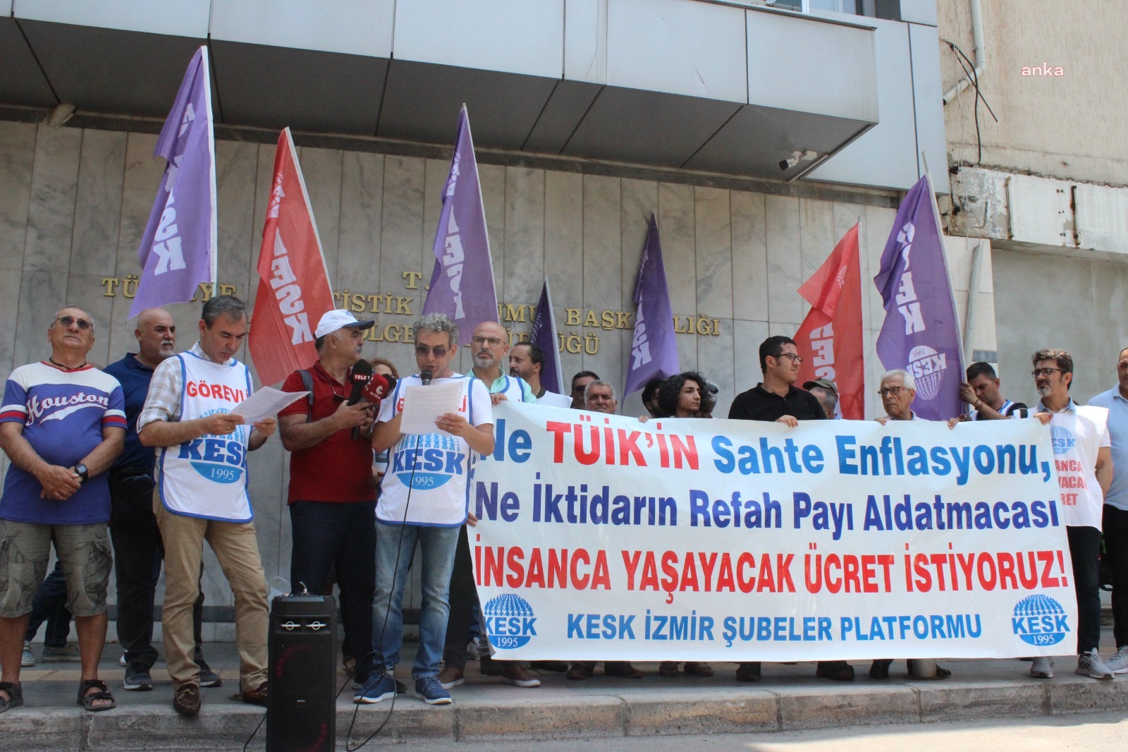 KESK İzmir'de enflasyon rakamlarını ve maaşları protesto etti