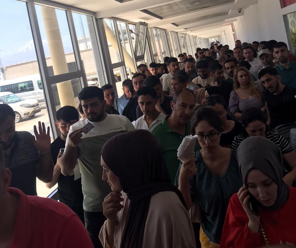 Zamdan etkilenmek istemeyen vatandaşlar sınır kapısında kuyruk oluşturdu