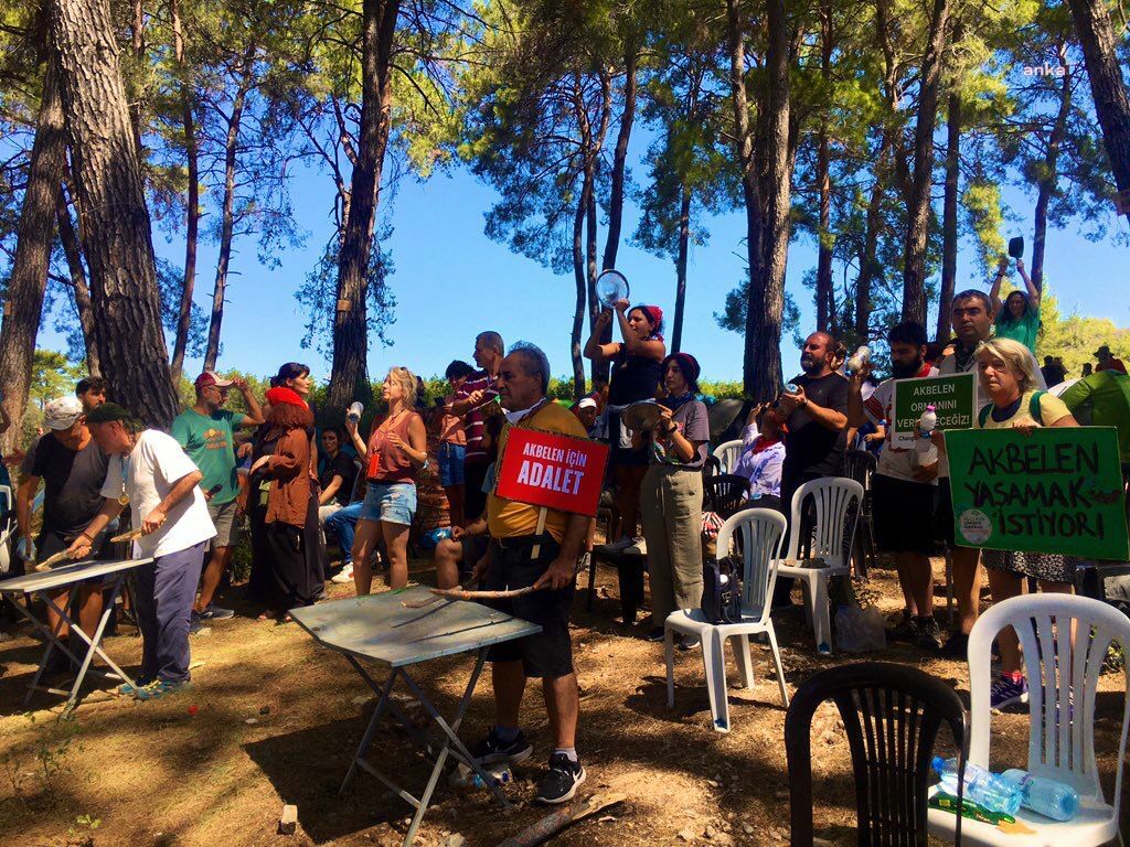 Akbelen'e giden yolda protesto