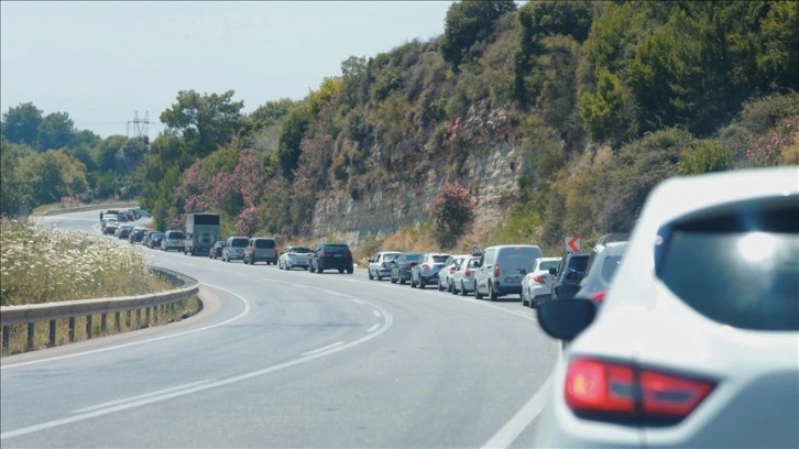 Bayram dönüşü iki kilometrelik araç kuyrukları oluştu! tatilciler geri dönmekte zorlandı