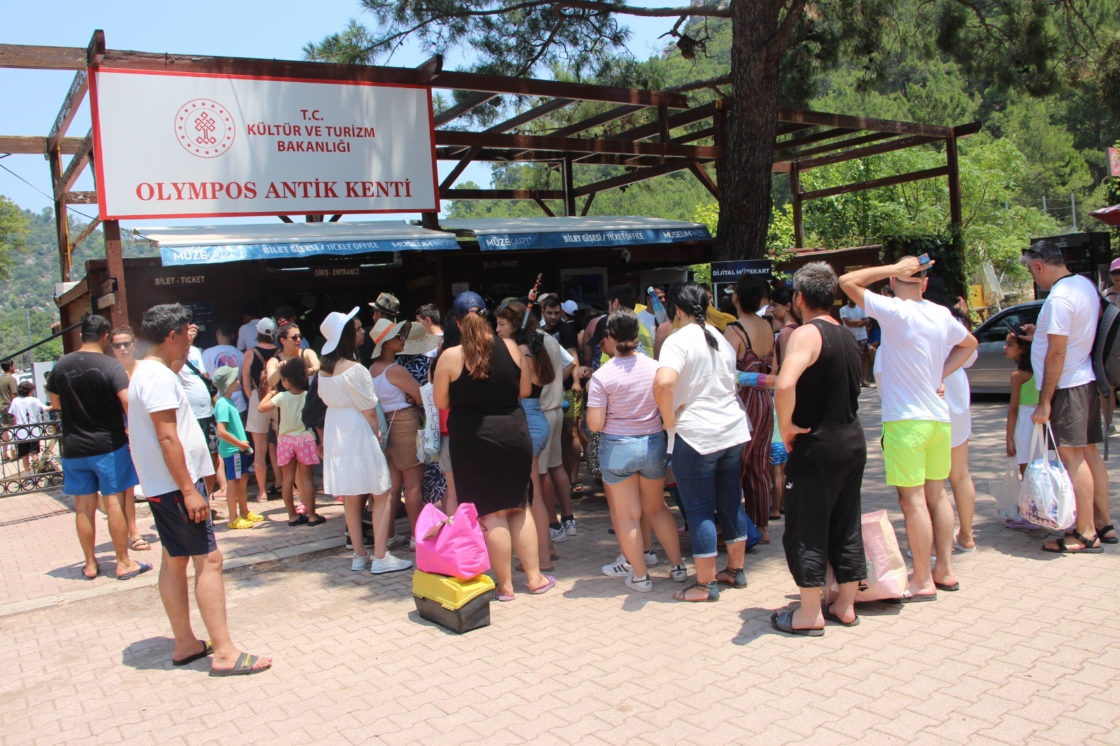 Olympos ve Adrasan'da bayram tatilinde günlük 6 kamyon çöp toplanıyor