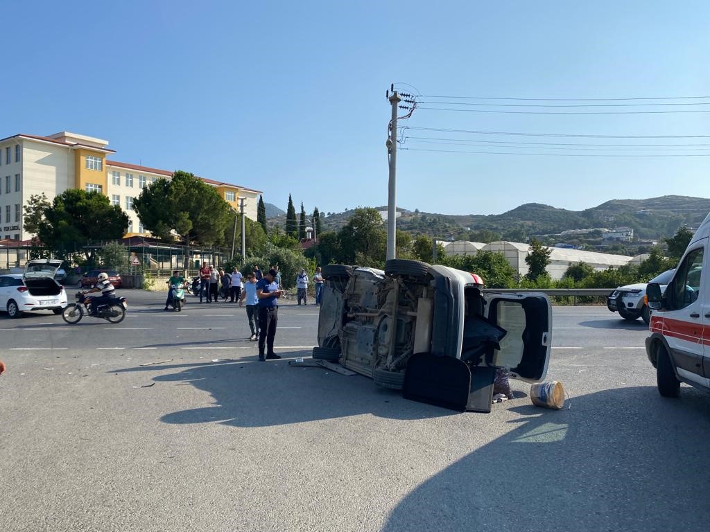 Çarpışma sonucu otomobillerden biri takla attı: 1 yaralı