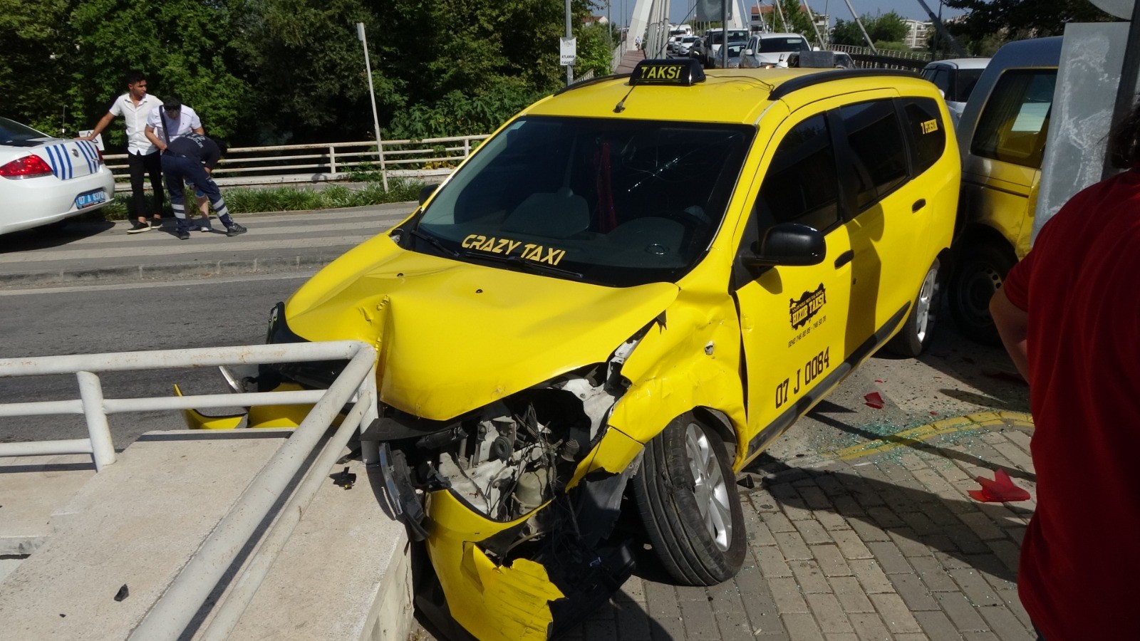 Köprü çıkışında çarpışan araçlar, korkuluğa takıldı