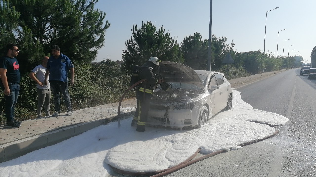 Araç yandı, sürücü kıl payı kurtuldu