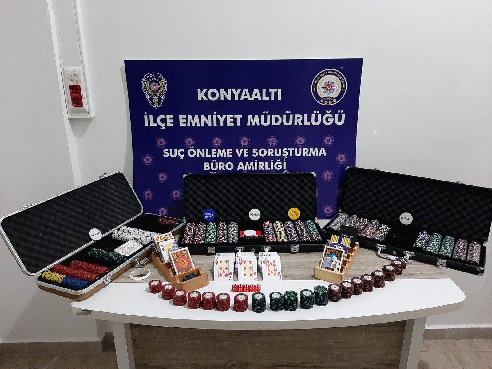 Antalya'da, kumar oynayan 14 kişiye cezai işlem uygulandı