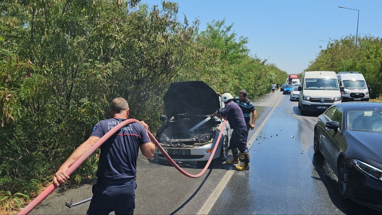 Vatandaşlar imece usulü yanan aracı söndürdü