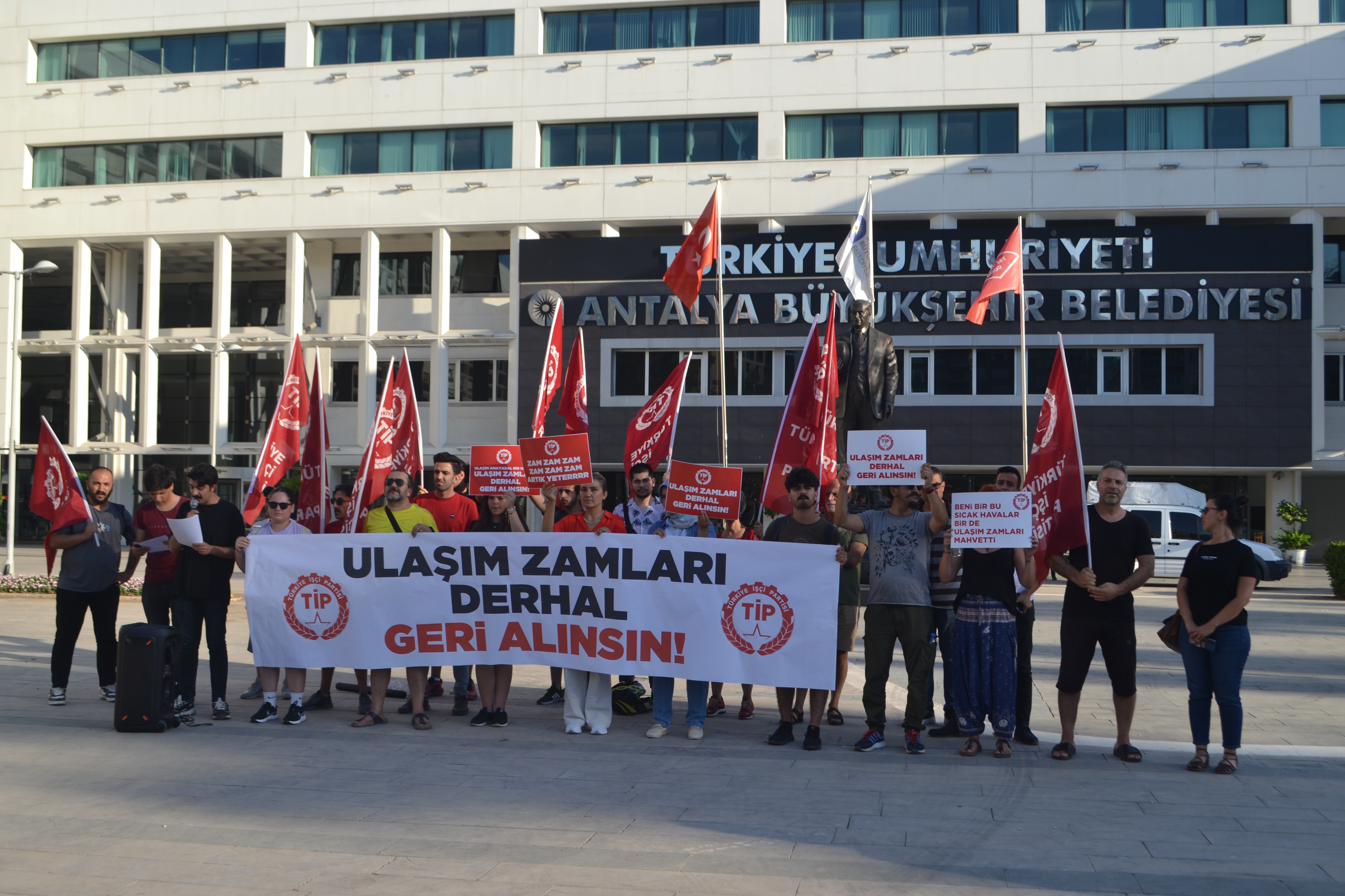 Antalya’da ulaşım zammına ilk protesto: Pahalılaşmanın bedeli emekçiye ödetildi