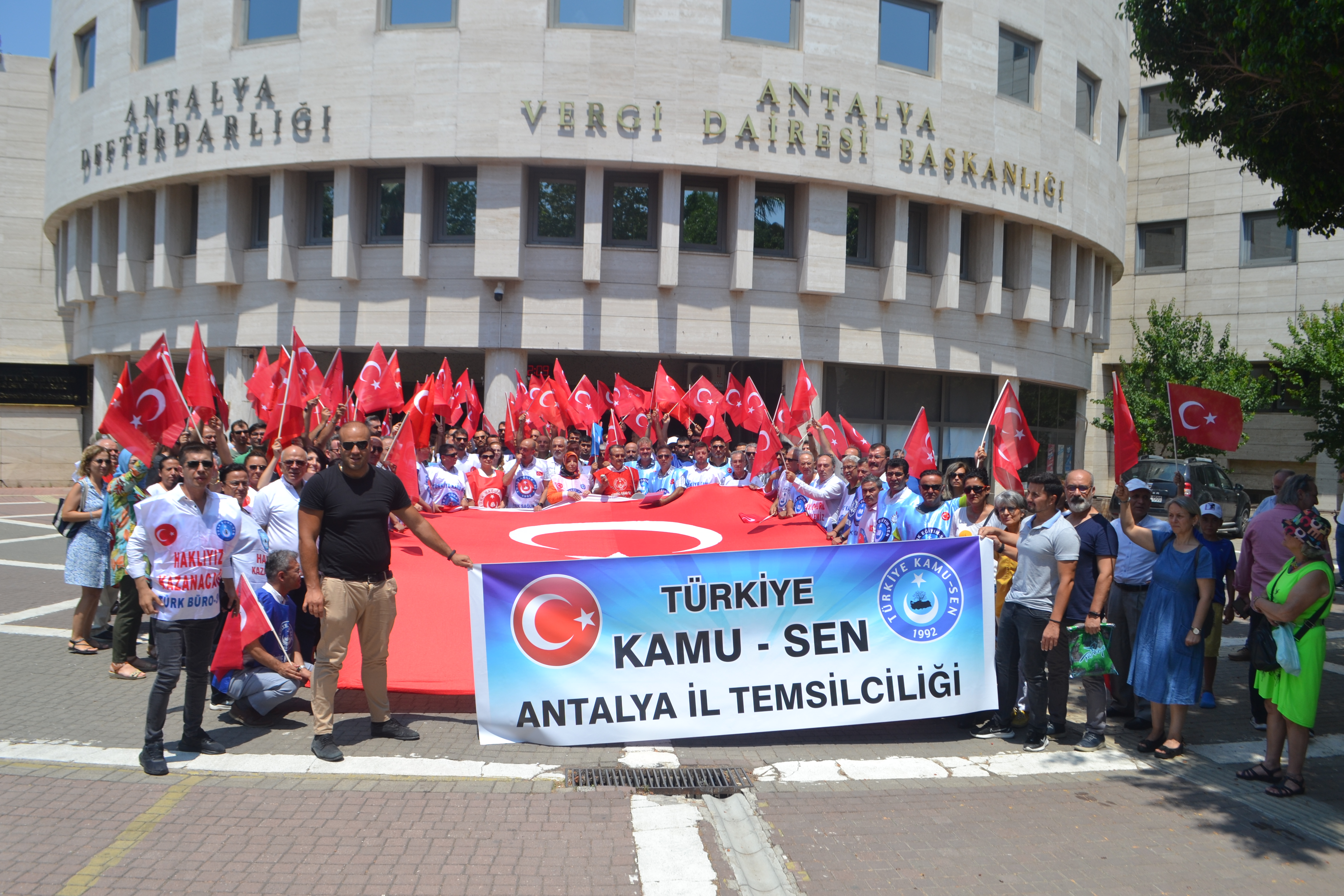 “Memur yoksulluğun pençesinde”