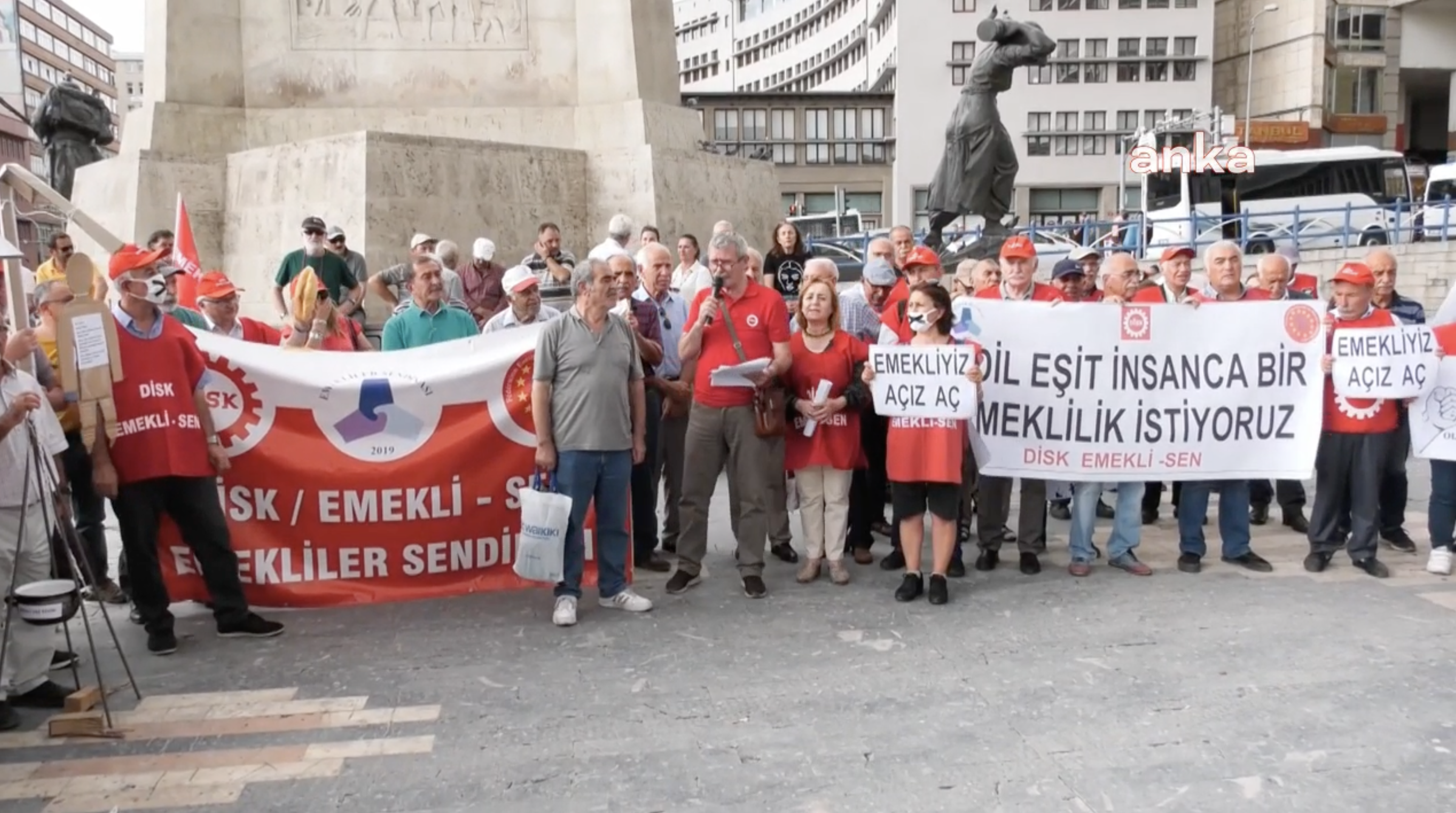 EMEKLİ-SEN’İN MAAŞ ZAMMI PROTESTOSUNA KATILAN EMEKLİ: "MEMURA VERDİĞİNİ BİZE DE VERMESİ GEREKİRDİ"