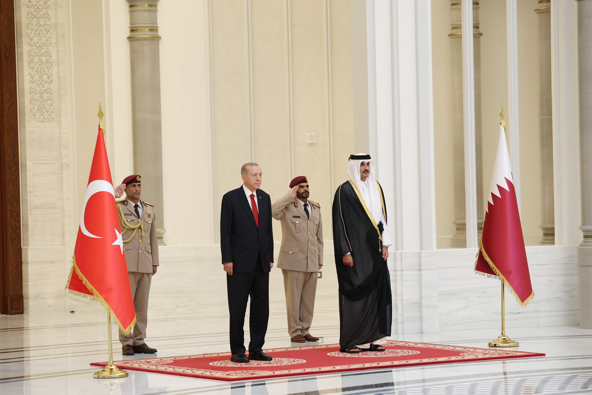 Erdoğan, Doha'da resmi törenle karşılandı