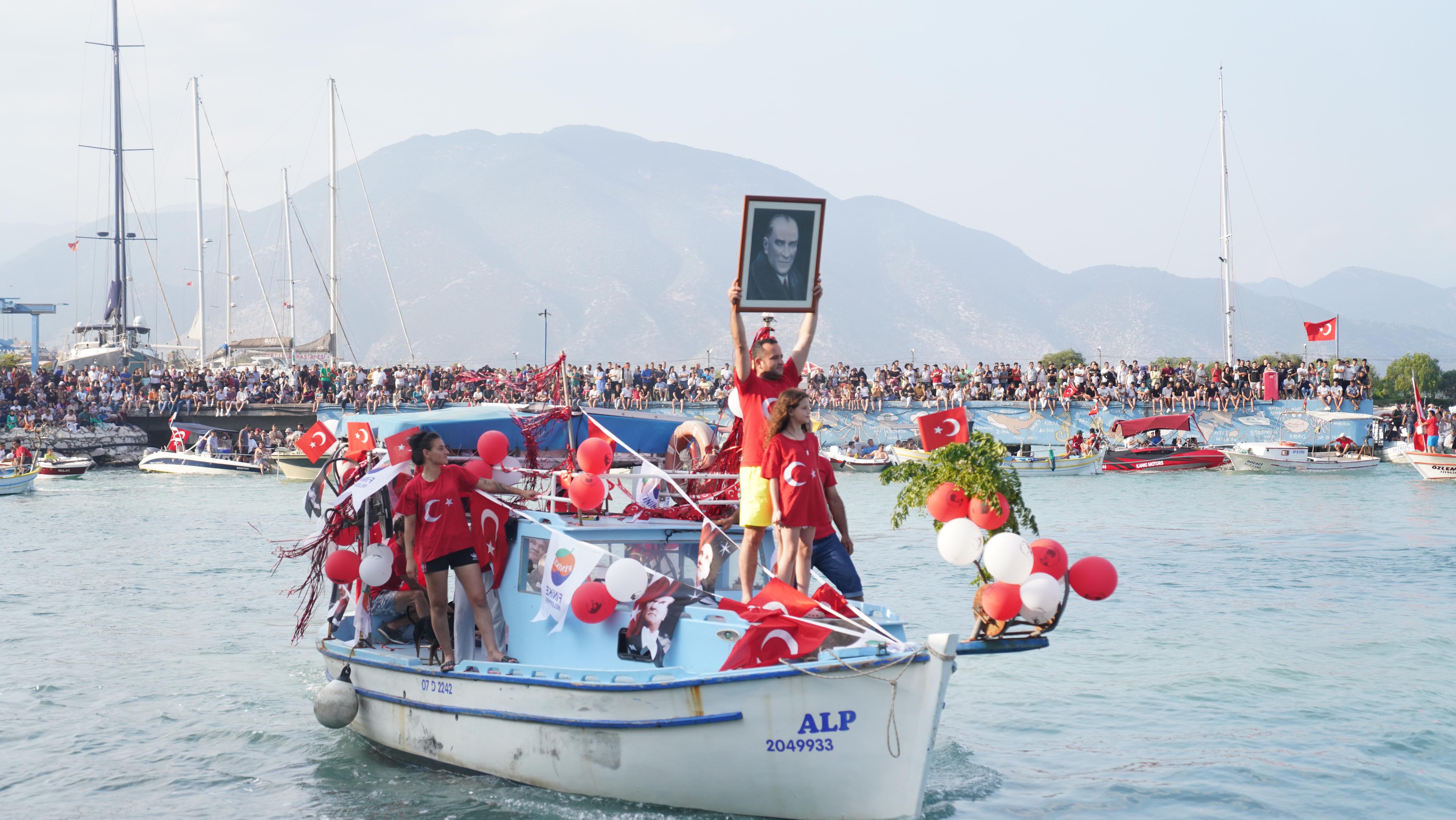 Finike’de şenlik rüzgarı