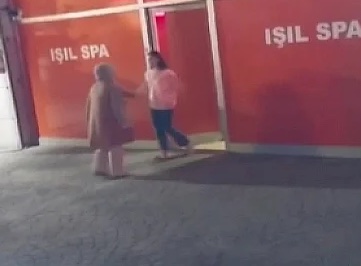 Kocasının gittiği masaj salonunu bastı