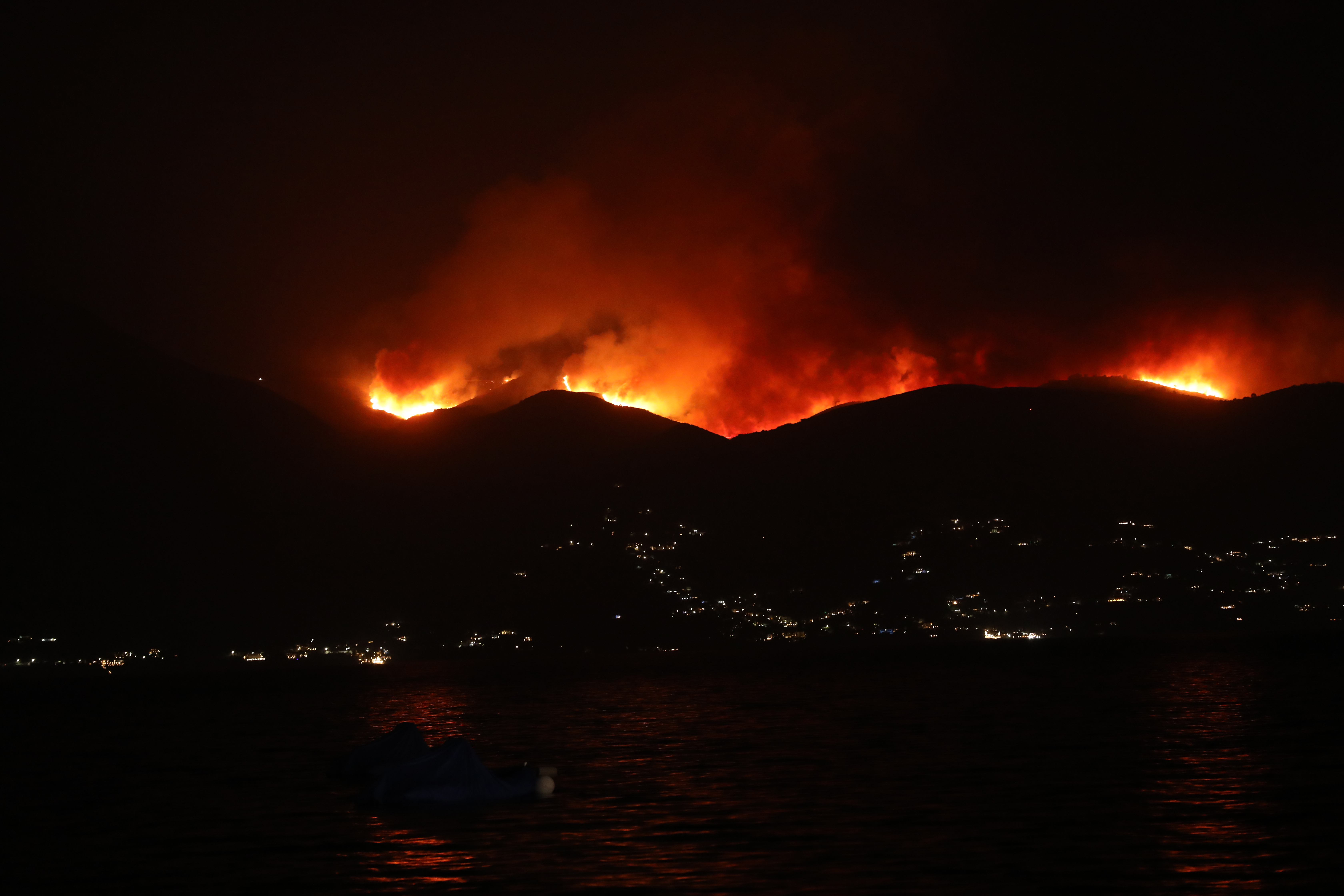 Rodos'taki yangın devam ederken Korfu Adası da tehlikede! Şüpheler kundaklama yönünde...