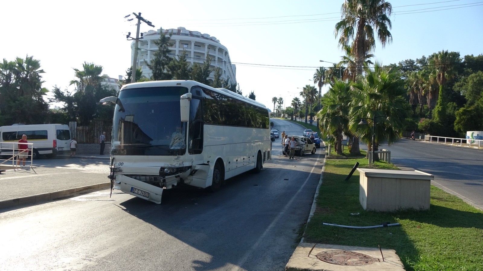 Antalya’da servis otobüsü 2 araca çarptı