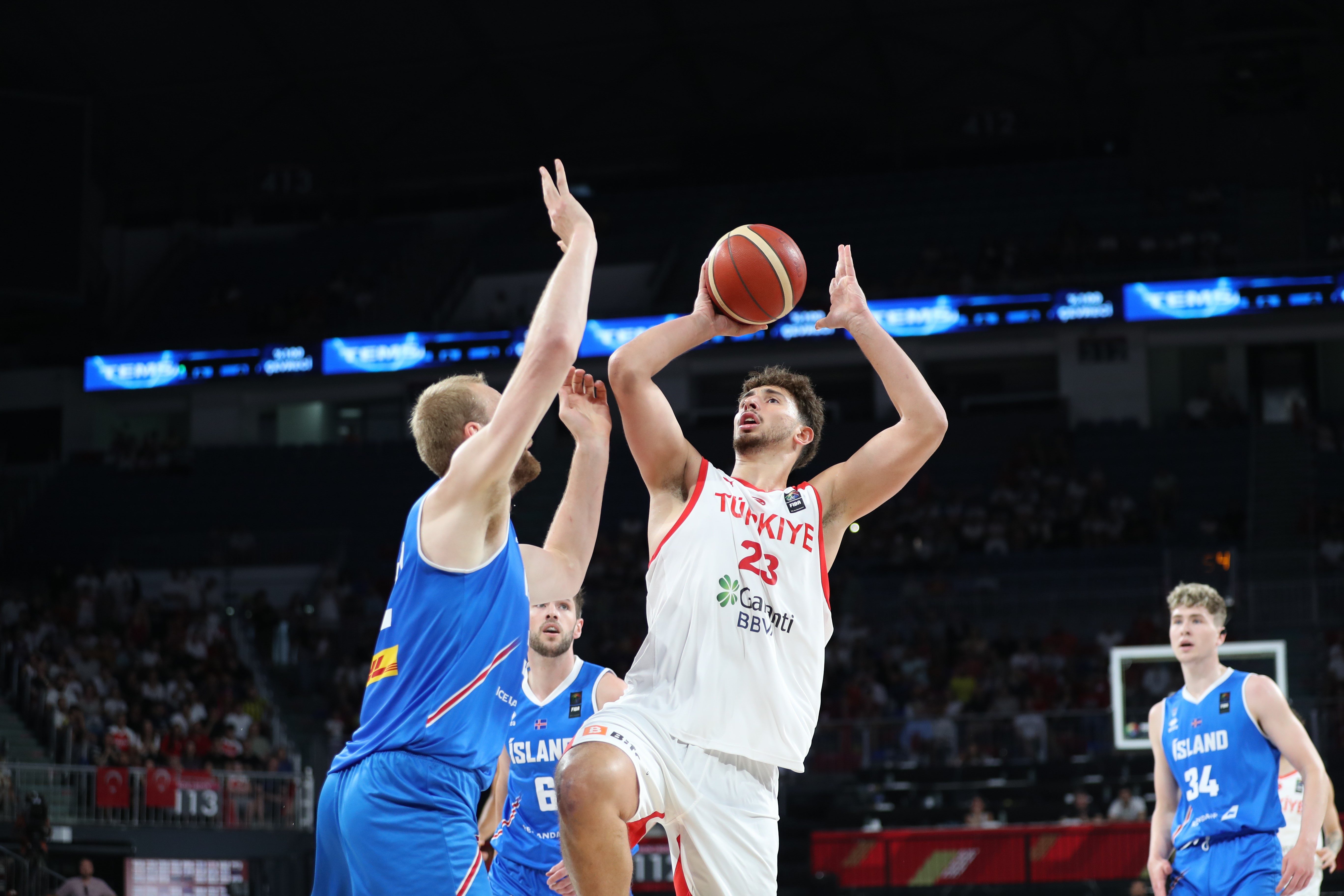 Olimpiyat yolunda... Dev Adamlar galibiyetle başladı...