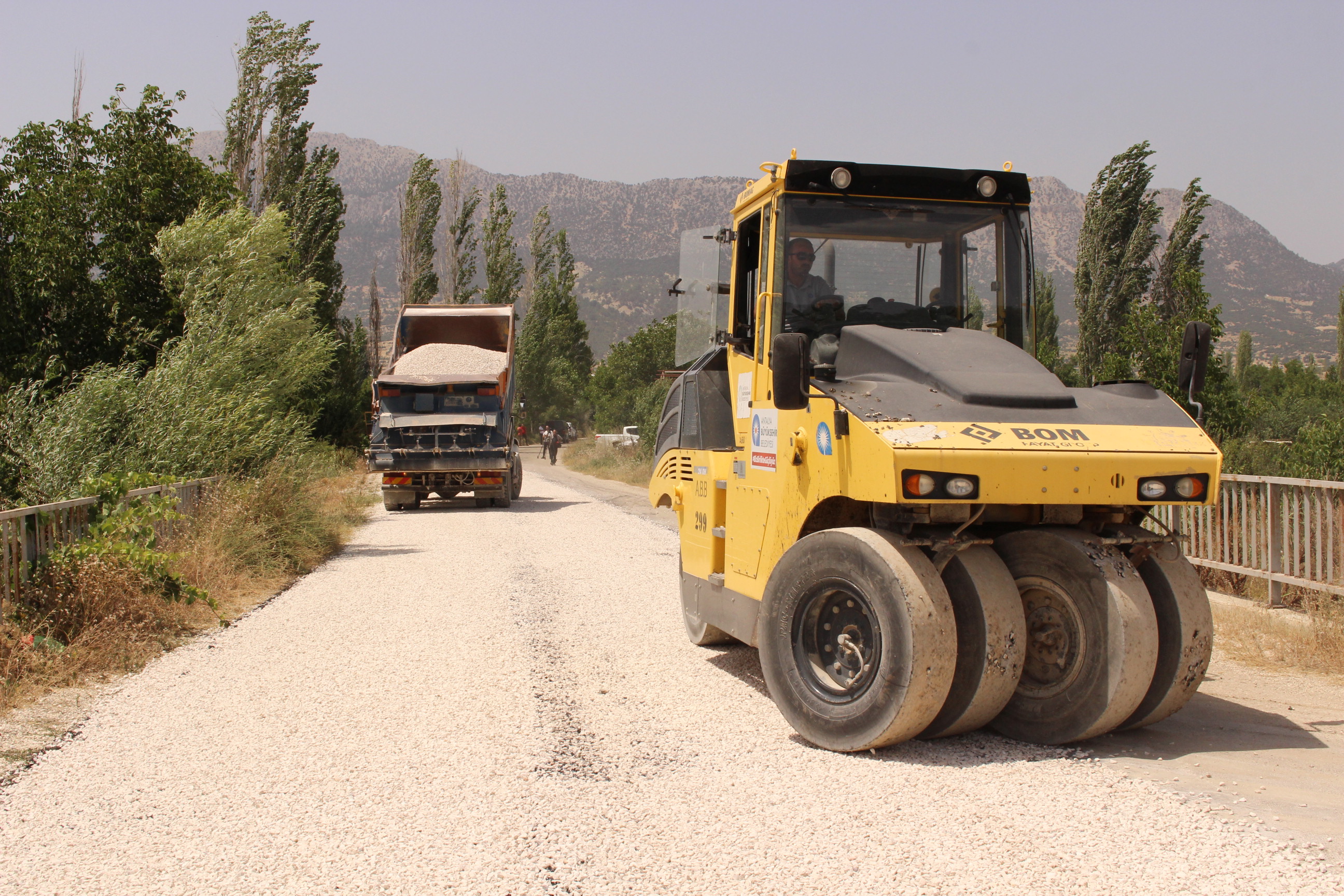 Elmalı’da yol çalışması