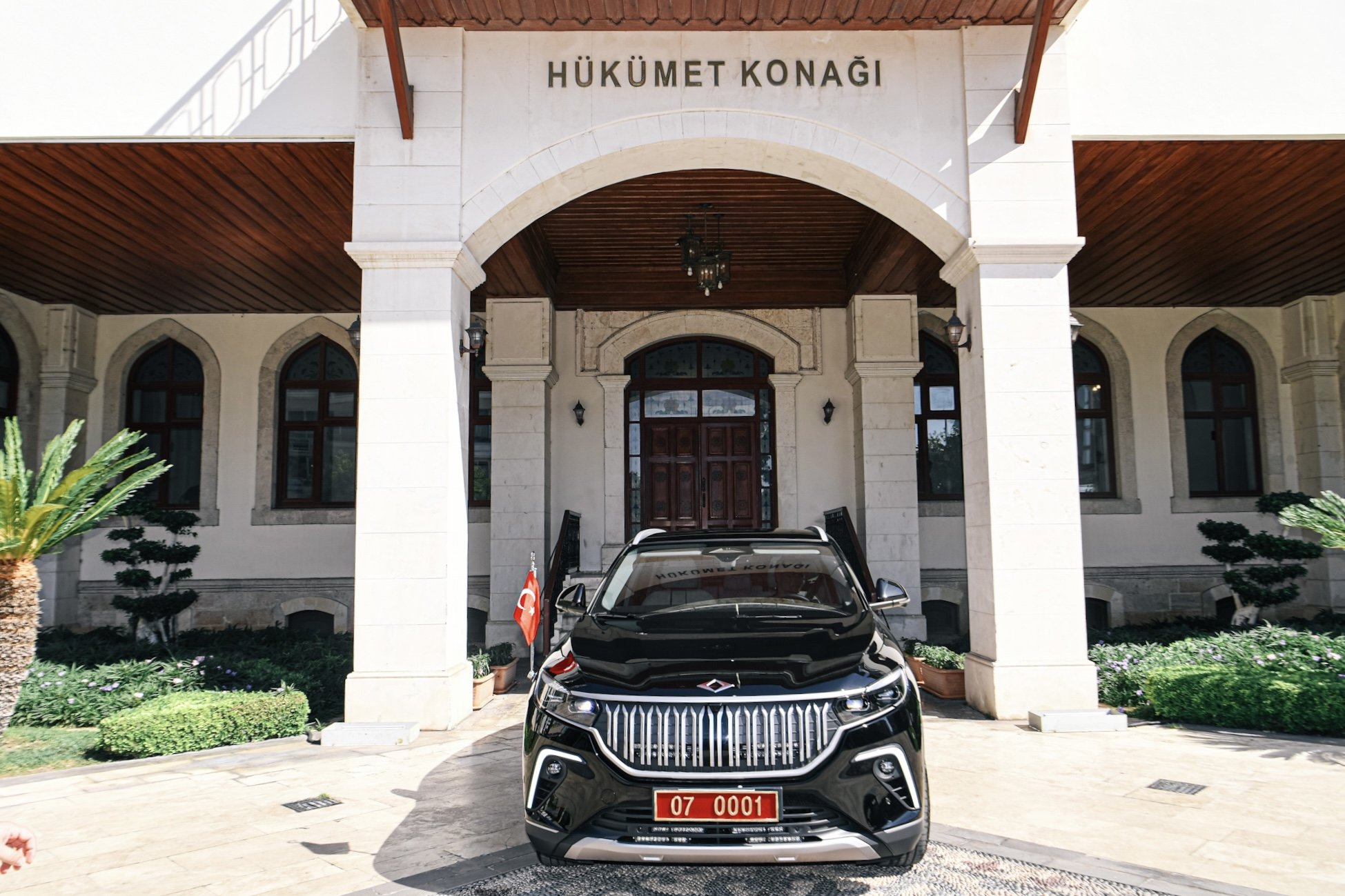 Antalya Valisi'nin yeni makam aracı