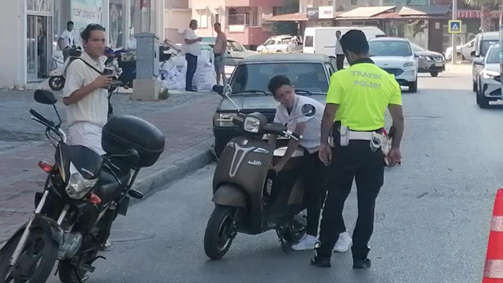 KASK KULLANMADIKLARI İÇİN CEZA ALDILAR, KASKLA YOLA DEVAM ETTİLER