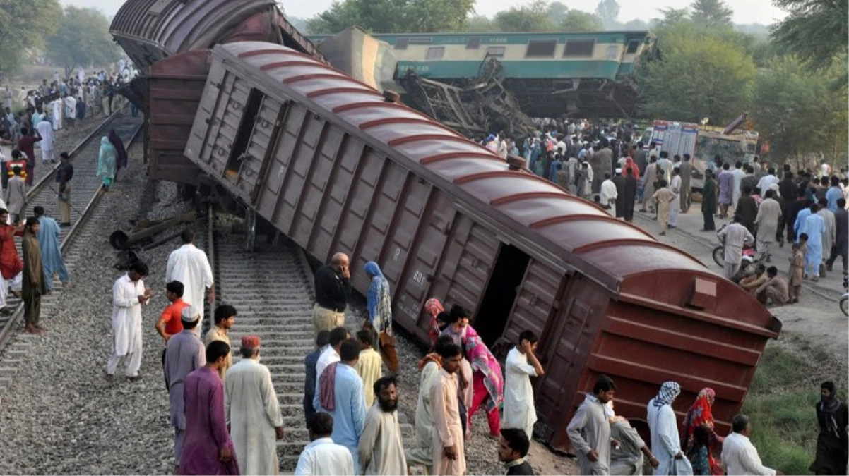 PAKİSTAN'DA TREN FACİASI