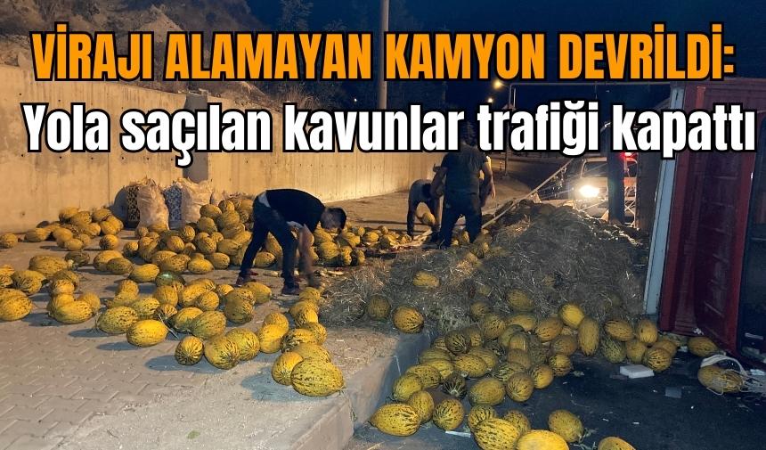 Kavun yüklü kamyon devrildi, trafik durdu