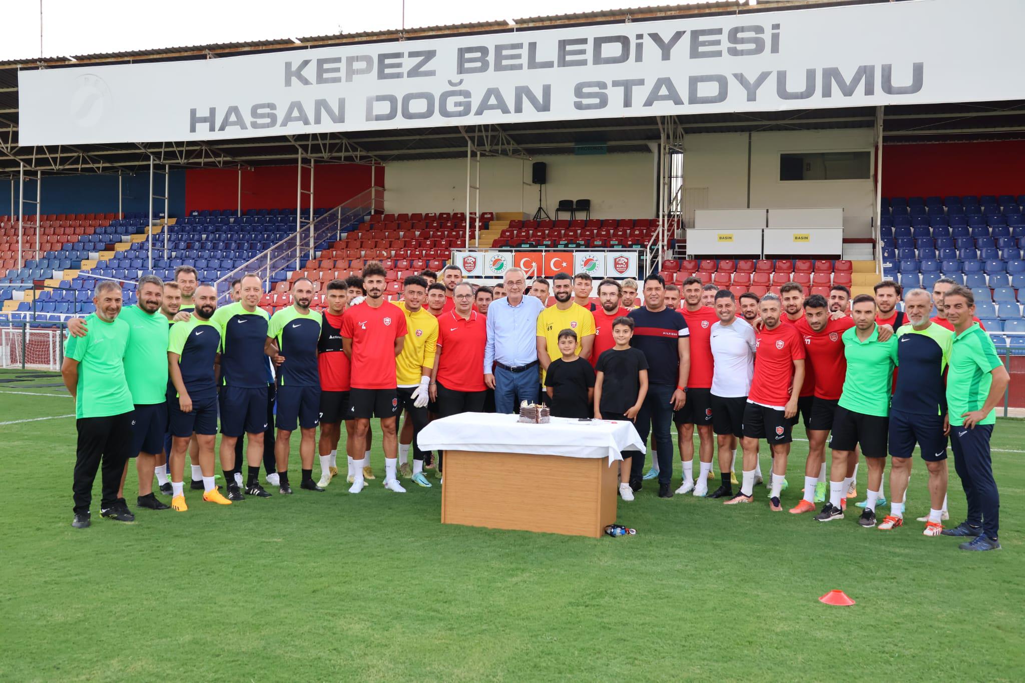 Kepezsporlu-futbolculardan-Onursal-Baskan-Mustafa-Yilmaza-dogum-gunu-surprizi_2