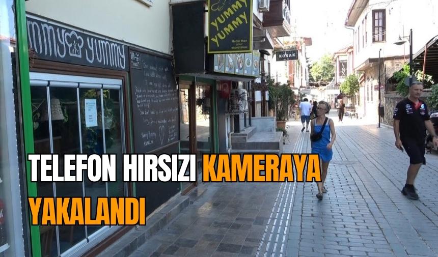 Telefon hırsızı kameraya yakalandı