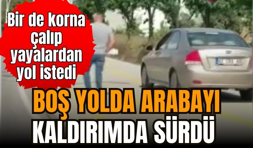 Boş yolda kaldırıma çıktı, yayalardan yol istedi