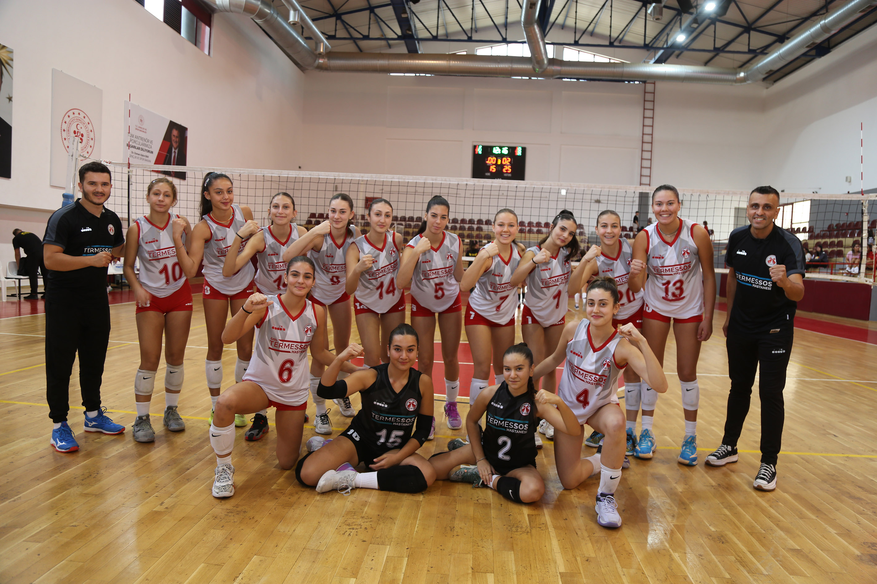 Döşemealtı Belediyesi Kadın Voleybol Takımı'ndan galibiyet