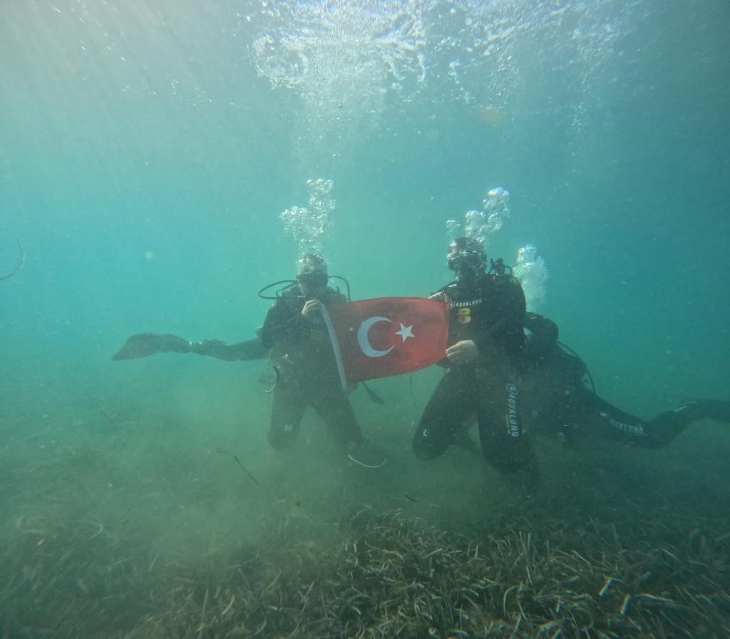 O İlde Kaymakam ve belediye başkanı Cumhuriyet için denize daldı