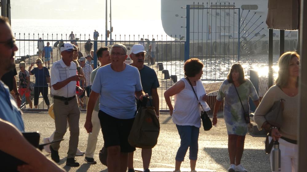 Alanya'ya turist akını! Bugün demir attı