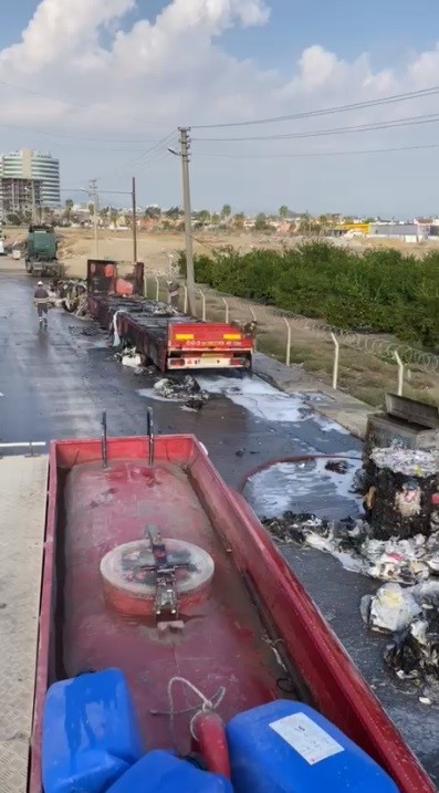 Mersin'de geri dönüşüm ürünleri yandı