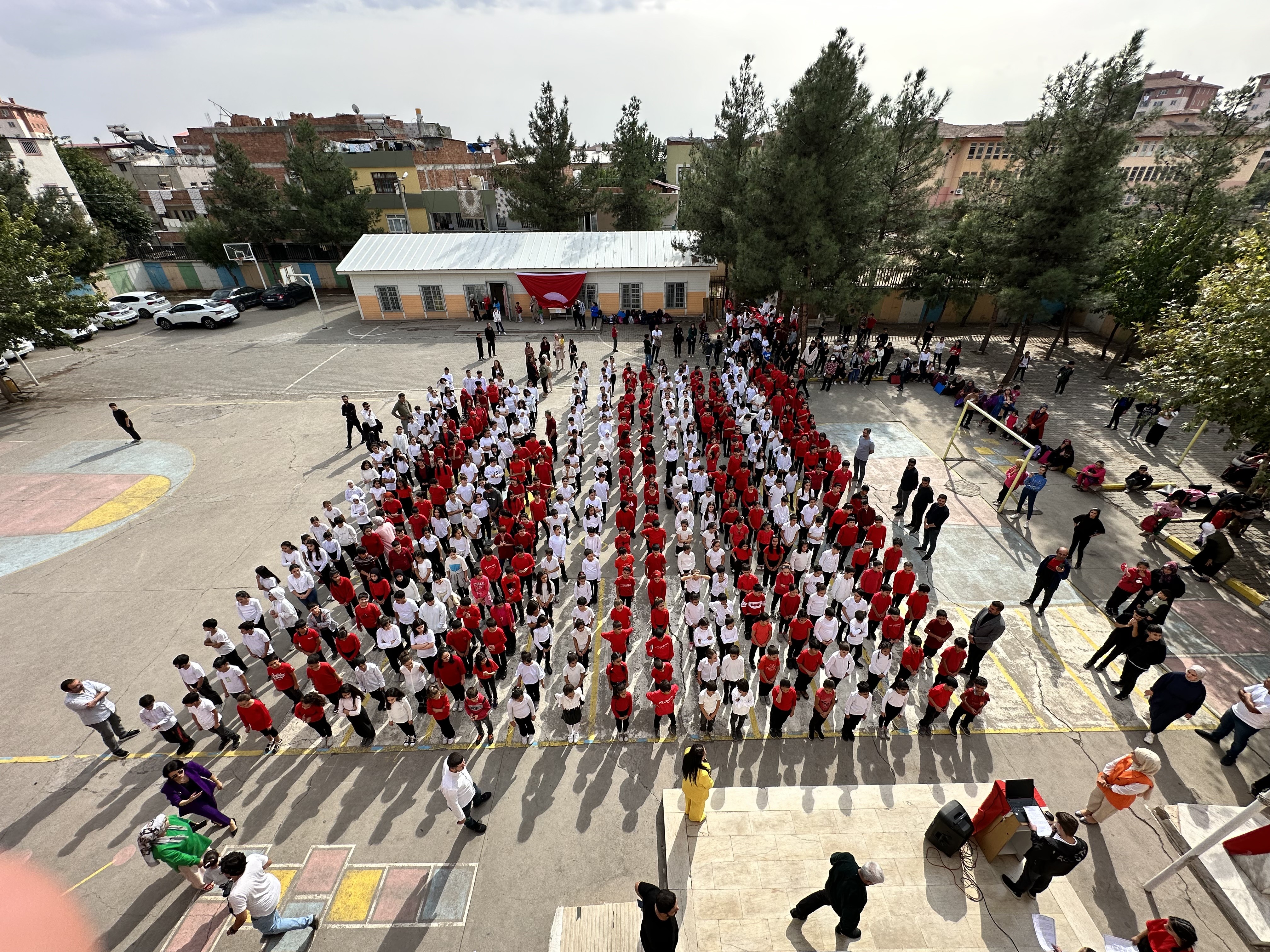 Bağlar'da coşkulu 100.yıl koreografisi!